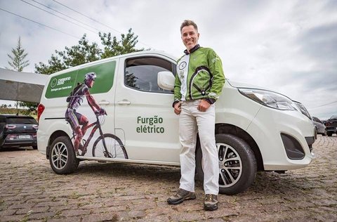 Furg&atilde;o el&eacute;trico com piloto